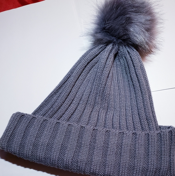 NWOT Grey Ribbed Cuffed Beanie w/ Pom-Pom - Picture 1 of 5
